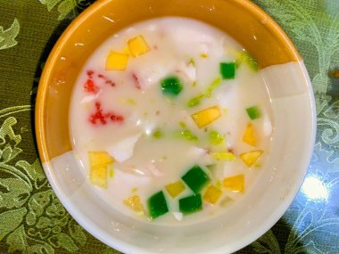 Kavanozda karışık meyve buzu. Lezzetli ve tatlı içecek..