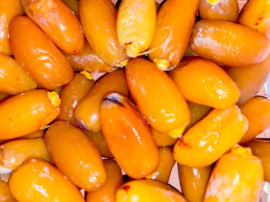 Yemek için bir yığın lezzetli hurma. Tipik Arap meyvesi.