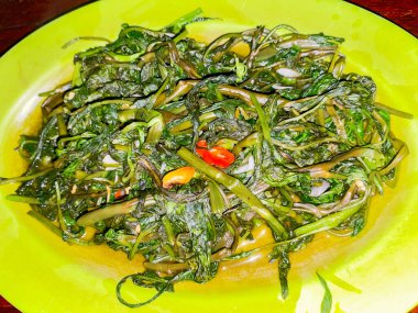 Yeşil tabakta sotelenmiş lahana. Yemeye hazır lezzetli sebze yemekleri..