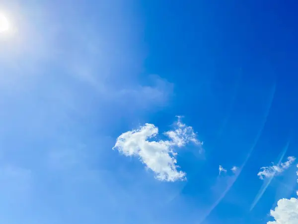 Gün boyunca parlak gökyüzü arkaplanı. Mavi gökyüzü ve beyaz bulutlar.