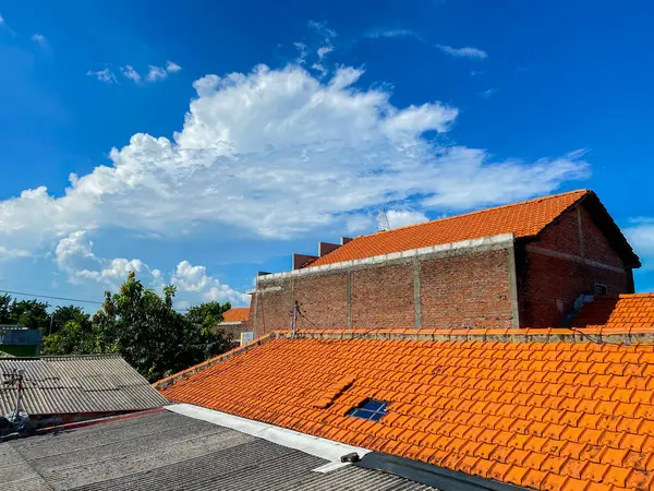 Evin çatısında güzel bir gökyüzü manzarası..