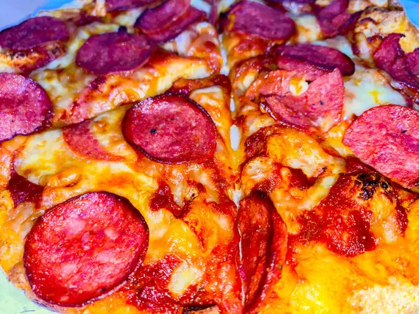 Lezzetli sosisli pizza ve yemeye hazır. İlginç pizza arkaplanı..