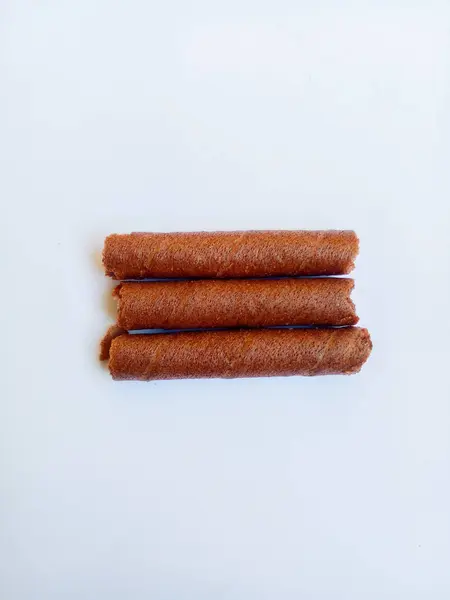 Beyaz arka planda izole edilmiş çikolatalı gofret çubukları. Lezzetli yemek..