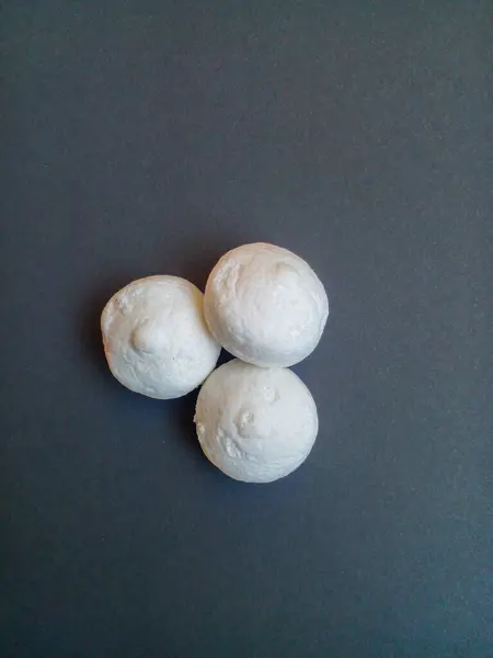 Siyah arka planda izole edilmiş yuvarlak şekerlemeler. Çocukların en sevdiği atıştırmalık