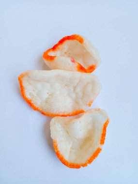 Beyaz arka planda izole edilmiş karides krakerleri. Beyaz ve turuncu karides krakerleri..