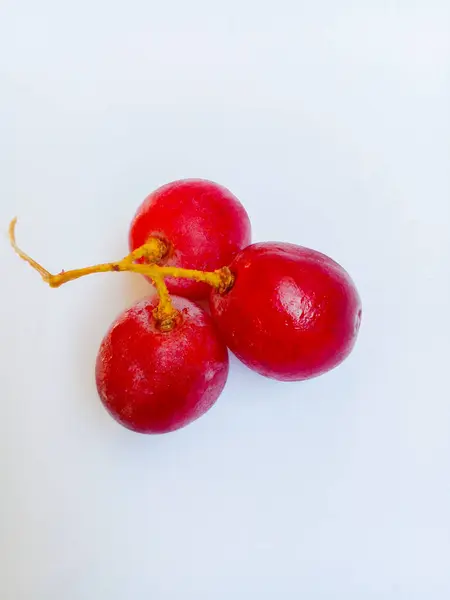 Beyaz arka planda izole edilmiş taze kırmızı üzümler. Tatlı ve lezzetli üzümler.