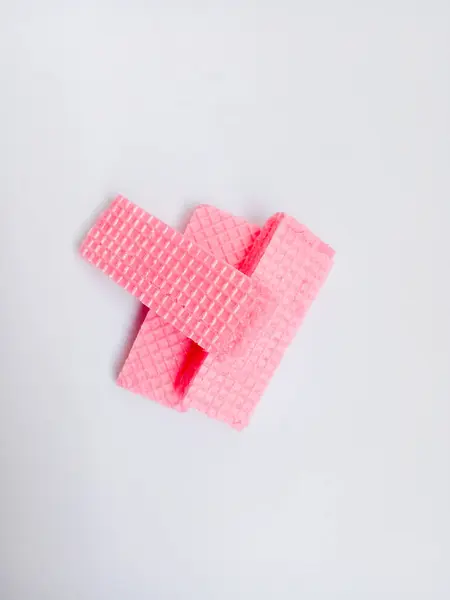 Pembe gofret beyaz arka planda izole edilmiş. Lezzetli çocuk atıştırmalığı.