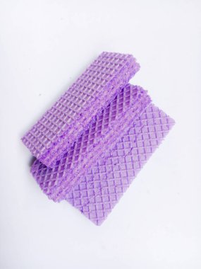 Mor gofret beyaz arka planda izole edilmiş. Lezzetli çocuk atıştırmalığı.