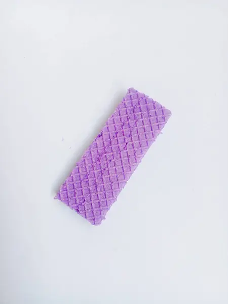 Mor gofret beyaz arka planda izole edilmiş. Lezzetli çocuk atıştırmalığı.