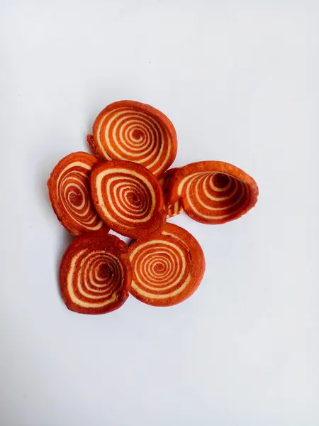 Fil kulaklı çerezler beyaz arka planda kahverengi ve beyazdır. Lezzetli ve çıtır çıtır.