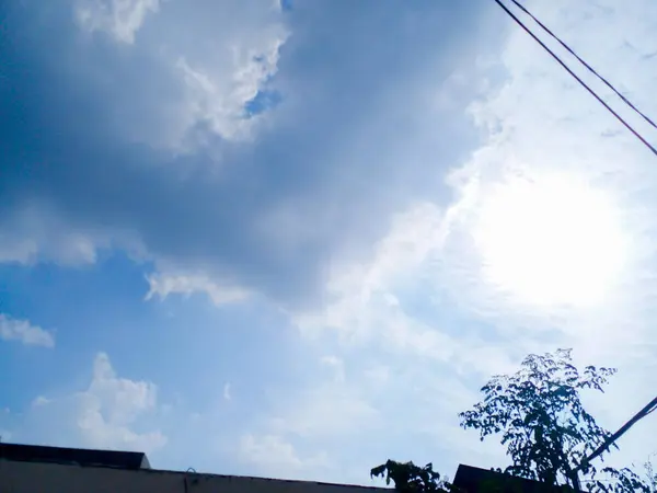 Gün boyunca bulutlu bir gökyüzü. Bulutlu hava yağmur yağacak.