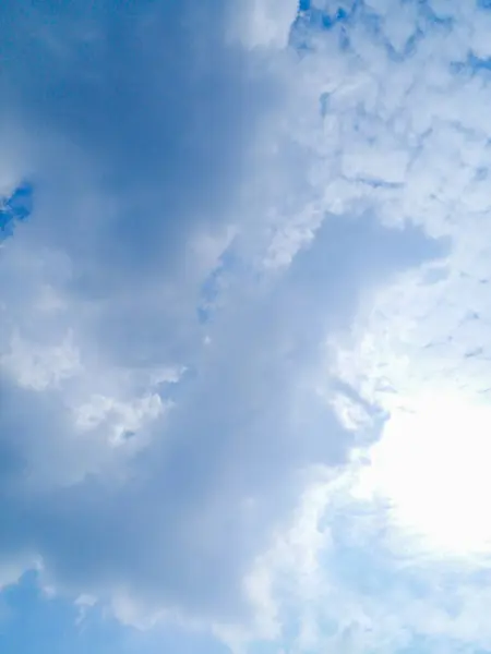 Gün boyunca bulutlu bir gökyüzü. Bulutlu hava yağmur yağacak.