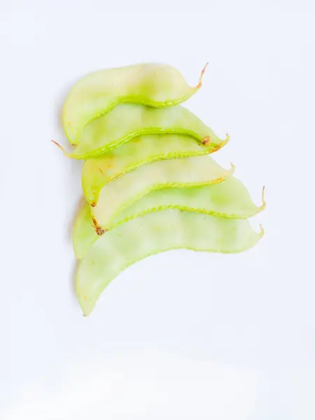 Beyaz arkaplanda 'Kacang Sepat' izole edilmiş. Yeşil sebze.