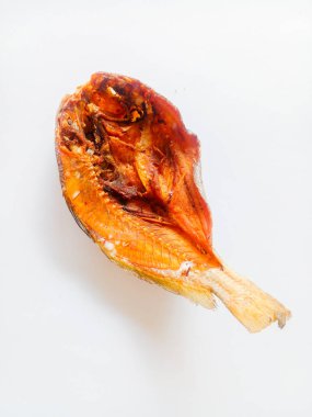 Beyaz arka planda izole edilmiş kızarmış tuzlu balık. Tuzlu ama lezzetli bir meze..