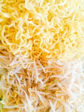 Yeşil tabakta fasulye filizi ve haşlanmış sarı erişte. Lezzetli haşlanmış sarı fasulye filizi ve erişte..