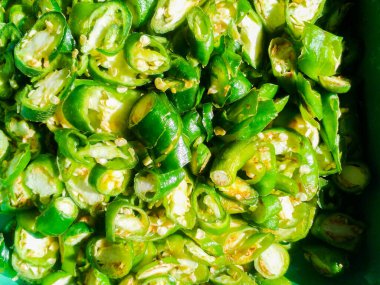 Yeşil biber dilimleri. Dilimlenmiş yeşil biber pişirilmeye hazır..