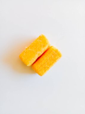 Beyaz arka planda izole edilmiş mısır çerezi. Lezzetli ve mısır gevreği..