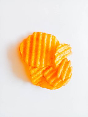 Beyaz arka planda izole edilmiş patates çerezi. Patates atıştırmalıkları lezzetli ve çıtır çıtır..