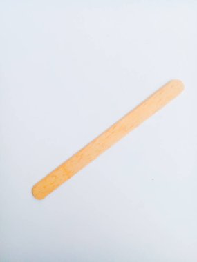 Dondurma beyaz arka plana yapışıyor. Tahta dondurma çubukları..