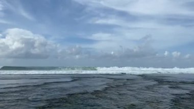 Dramatik okyanus dalgaları. Güzel mavi ve bulutlu gökyüzü.