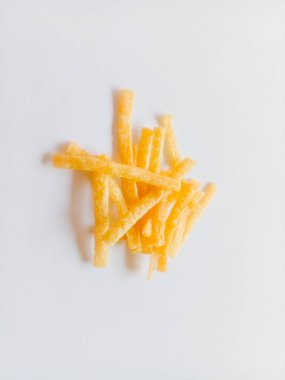 Beyaz arka planda izole edilmiş erişte çerezi. Lezzetli ve çıtır çıtır erişte..