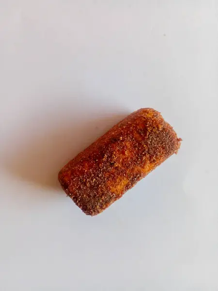 Beyaz arka planda izole edilmiş çikolatalı atıştırmalık. Lezzetli ve çıtır çıtır erişte..