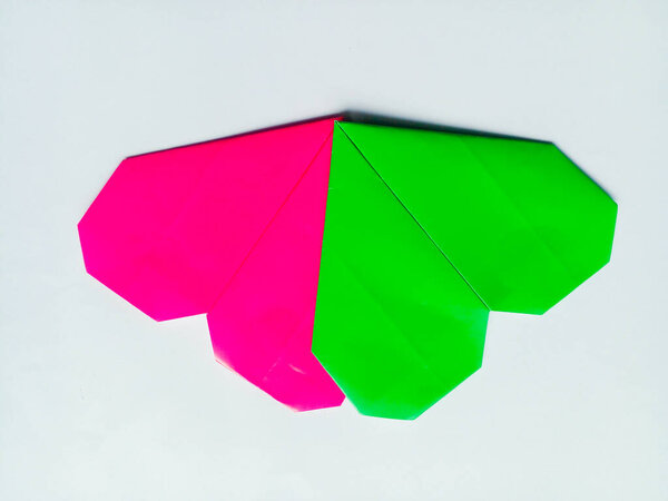 Милая оригами любовь изолированы на белом фоне. Фабрегас любит розовое и зеленое.