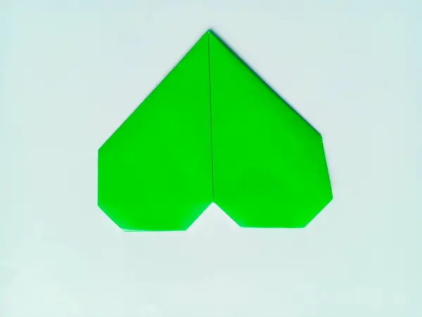 Beyaz arka planda izole edilmiş şirin origami aşkı. Origami yeşili sever.