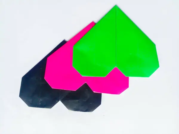 Beyaz arka planda izole edilmiş şirin origami aşkı. Origami yeşili sever, siyah ve pembe.