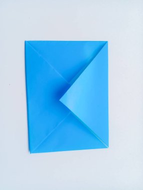 Beyaz zemin üzerinde açık tarafı olan mavi bir zarf..