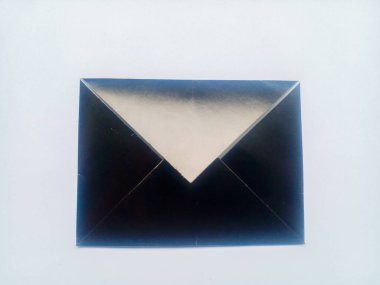 Beyaz arkaplan ve açık kenarı olan siyah zarf.