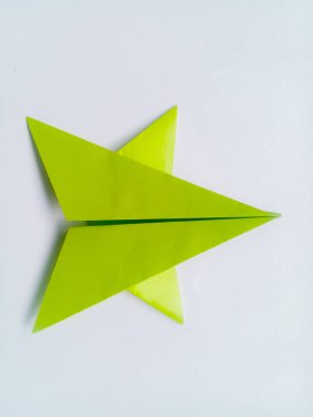 Yeşil kağıt yıldız origamisi boş beyaz bir arkaplanda izole edildi.