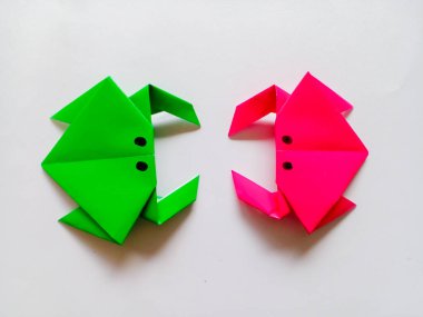 Yeşil ve kırmızı yengeç origamisi. Beyaz arkaplanda izole edilmiş kağıt yengeçleri. 