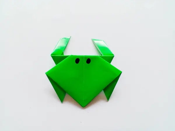 Yeşil yengeç origamisi. Kağıt yengeç beyaz arkaplanda izole edildi. 