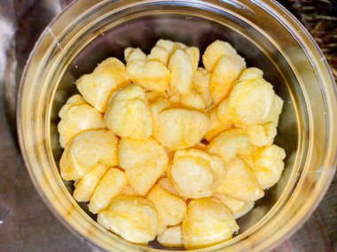 Kavanozda mısır aromalı atıştırmalık. Lezzetli atıştırmalıklar.