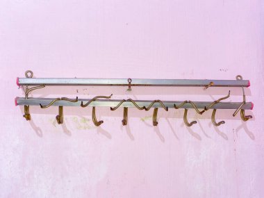 Mor yatak odasının duvarında elbise askısı..