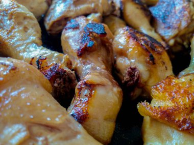 Baharatsız tavada ızgara tavuk..