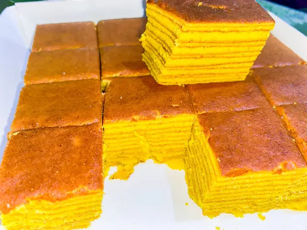 Kue Lapis veya Yapışkan Kek Endonezya 'nın geleneksel tatlısıdır, Surabaya, Endonezya.
