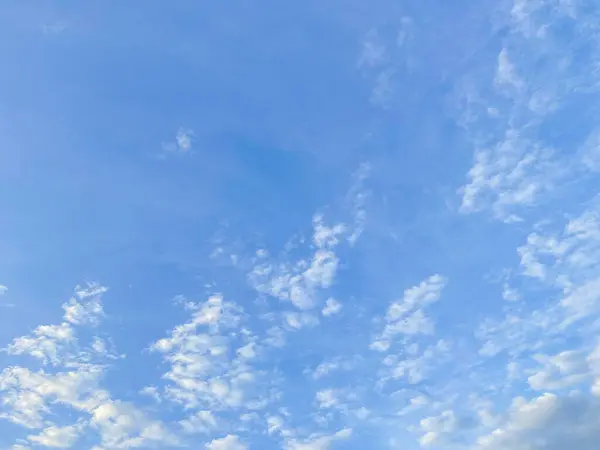 Gün boyunca parlak gökyüzü arkaplanı. Mavi gökyüzü ve beyaz bulutlar.