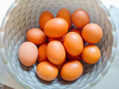 Gri kasede çiğ tavuk yumurtası. Çiğ tavuk yumurtası..