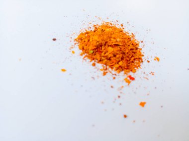 Kırmızı biber tozu beyaz arkaplanda izole edilmiş. Yemek için acı biber tozu..