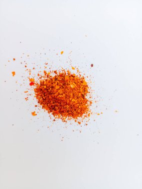 Kırmızı biber tozu beyaz arkaplanda izole edilmiş. Yemek için acı biber tozu..