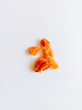 Beyaz arka planda izole edilmiş kızarmış soğan. Kahverengi kızarmış soğan..