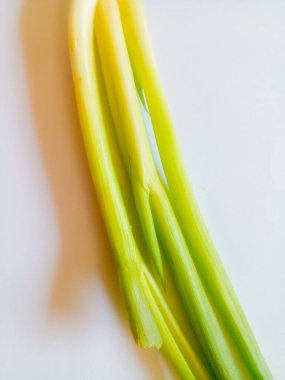 Pırasa beyaz arka planda izole edilmiş. Sebze teması.