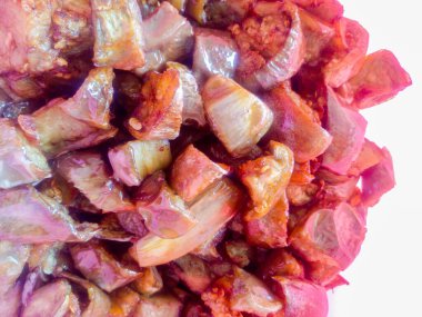 Kızarmış mor patlıcan beyaz arka planda izole edilmiş..