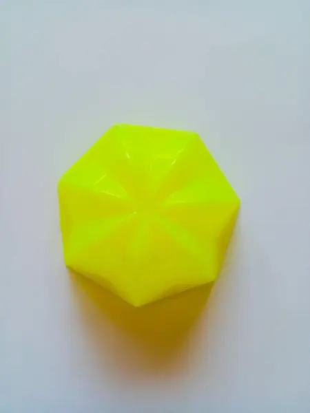 Beyaz arkaplanda izole edilmiş sarı puding kalıbı aracı.