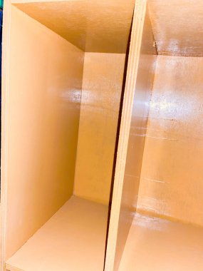 Parlak boş tahta kutu. Kahverengi tahta kutu..