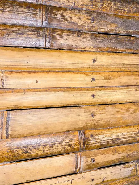 Örgü bambu ya da yaygın olarak Gedek olarak bilinir, genellikle köy halkı tarafından oturma ve uyku paspasları için kullanılır. Güzel desenlerle örülmüş.