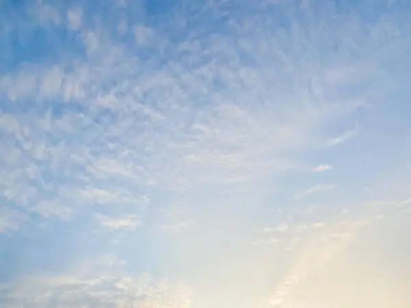 Bulutlu akşam gökyüzünün portresi. Akşam gökyüzünün güzel manzarası.
