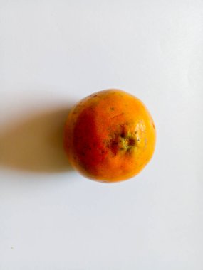 Beyaz arkaplanda portakal meyvesi izole.